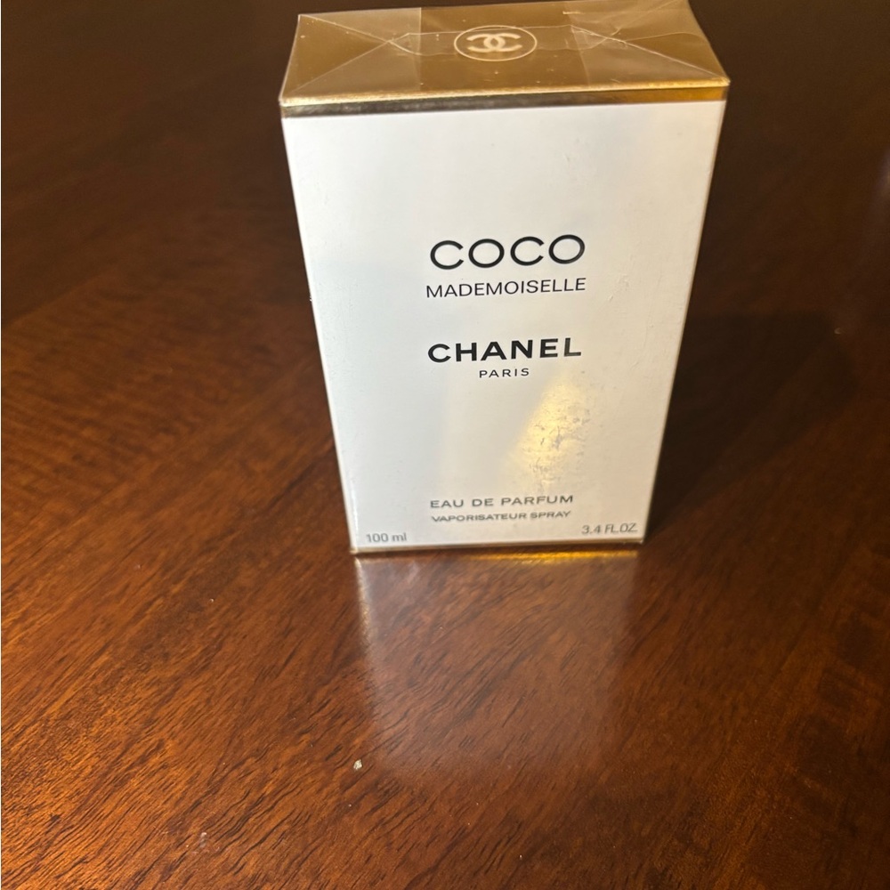 CHANEL Coco Mademoiselle Eau de Parfum - White and Gold